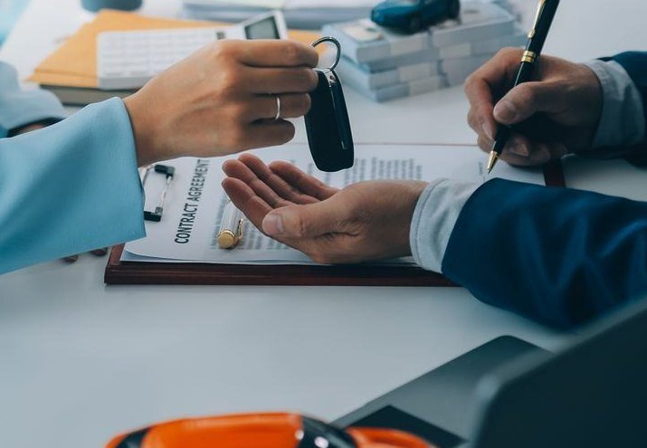 Customer receiving car keys after signing the service paperwork